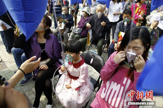 Illustration for article titled Polluted Chinese City Gets Bags of Clean Mountain Air